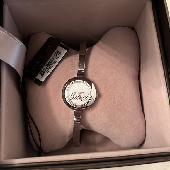 Y2K pre loved ladies Gucci watch (bracelet style) OG box - Picture 4 of 13